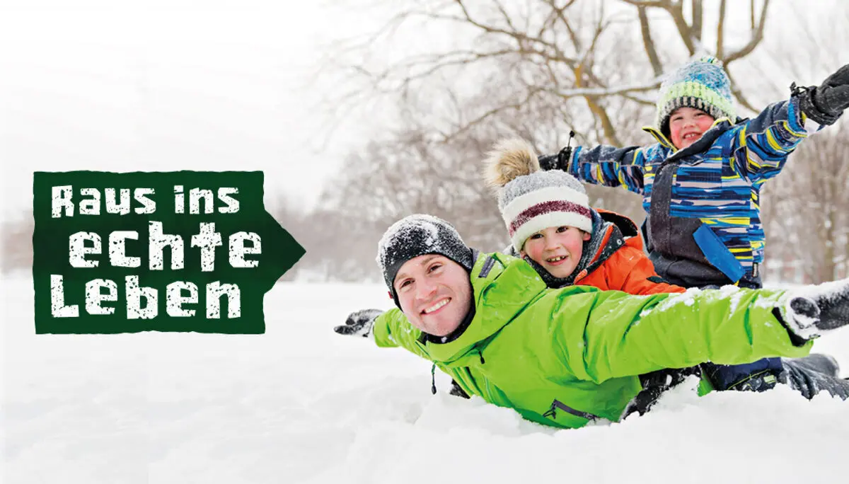 Foto aus der Kampagne des DAV: Raus ins echte Leben: eine Familie spielt im Schnee | © Pololia / Adobe Stock