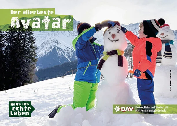 Foto aus der Kampagne des DAV: Raus ins echte Leben: zu sehen zwei Kinder und ein Schneemann | © Sergey Novikov / Adobe Stock